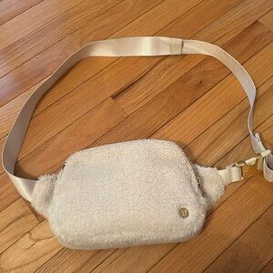 LULULEMON I CROSS BODY BAG